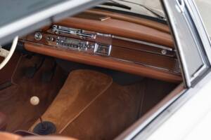 Bild 31/44 von Mercedes-Benz 220 SE b (1964)