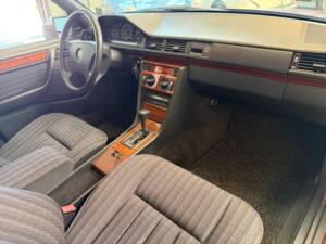Image 9/21 of Mercedes-Benz 230 E (1992)