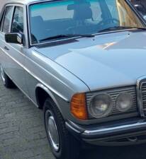 Image 11/16 of Mercedes-Benz 250 (1980)