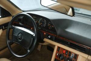 Image 18/39 of Mercedes-Benz 560 SEC (1990)