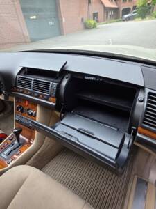 Image 40/103 de Mercedes-Benz 300 SE (1991)