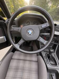 Immagine 40/75 di BMW 320i (1988)
