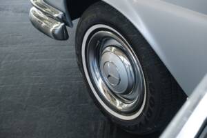 Image 46/49 of Mercedes-Benz 220 SE b (1962)