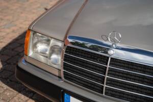Immagine 4/73 di Mercedes-Benz 300 CE (1991)