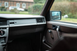 Image 29/77 de Mercedes-Benz 190 E 2.3 (1988)