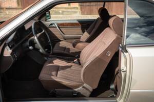 Immagine 21/73 di Mercedes-Benz 300 CE (1991)