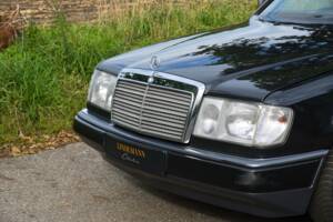Image 6/63 of Mercedes-Benz 220 E (1993)