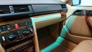 Image 8/32 de Mercedes-Benz 400 E (1991)