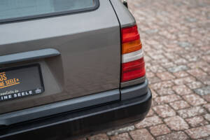 Image 14/66 of Mercedes-Benz 200 TE (1989)