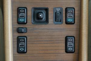 Image 32/46 de Mercedes-Benz 300 CE (1988)