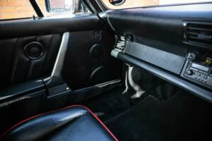 Immagine 37/41 di Porsche 911 Carrera 3.2 (1988)