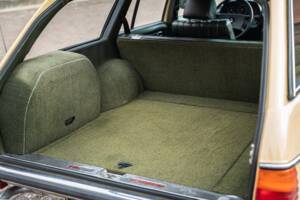 Image 17/53 de Mercedes-Benz 200 T (1982)