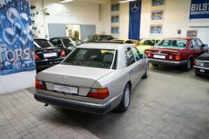 Bild 16/33 von Mercedes-Benz 230 E (1990)
