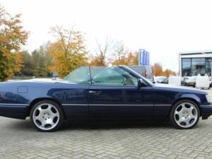 Afbeelding 3/8 van Mercedes-Benz E 200 (1995)