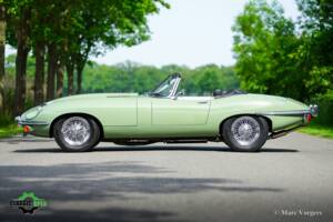 Image 3/60 de Jaguar E-Type (1969)