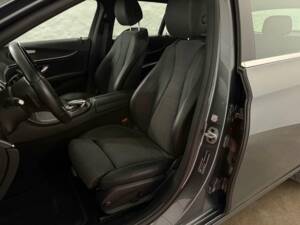 Image 24/32 of Mercedes-Benz E 200 d (2020)