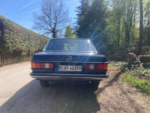Bild 4/27 von Mercedes-Benz 230 E (1983)