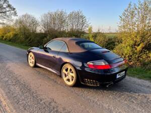Image 10/17 of Porsche 911 Carrera 4S (2004)