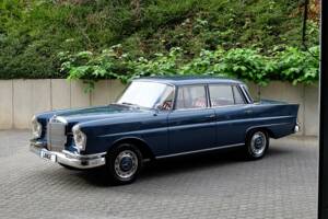 Image 18/76 de Mercedes-Benz 220 S b (1963)