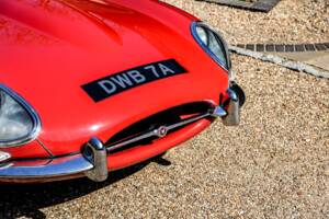 Image 21/41 de Jaguar E-Type (1968)