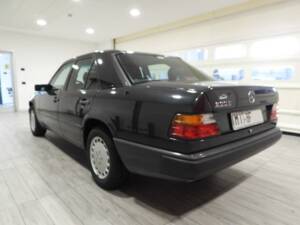Image 3/14 of Mercedes-Benz 200 (1987)