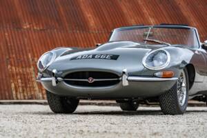 Image 16/34 de Jaguar E-Type (1968)