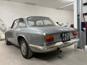Image 17/18 of Alfa Romeo Giulia GT 1300 Junior (1968)