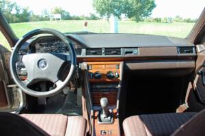 Image 3/34 of Mercedes-Benz 230 E (1992)