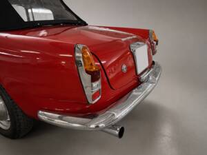 Image 18/31 of Alfa Romeo 2600 Spider (1964)