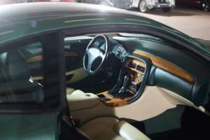 Bild 25/34 von Aston Martin DB 7 Vantage (2000)