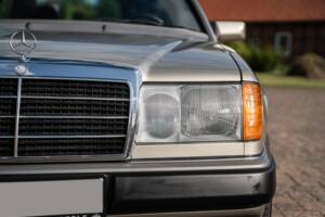 Immagine 5/73 di Mercedes-Benz 300 CE (1991)