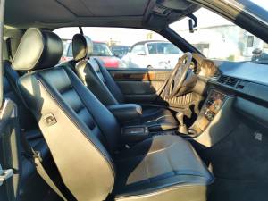 Image 24/36 of Mercedes-Benz 230 CE (1989)