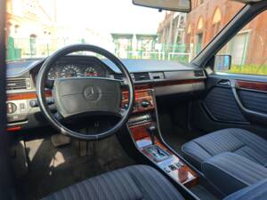 Bild 7/26 von Mercedes-Benz 300 E (1991)