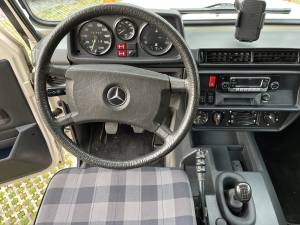 Image 21/33 of Mercedes-Benz 200 GE (SWB) (1987)