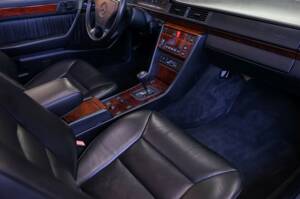 Immagine 14/30 di Mercedes-Benz 320 CE (1993)
