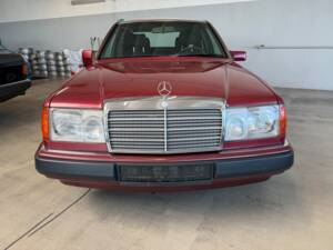 Image 3/21 of Mercedes-Benz 230 E (1992)