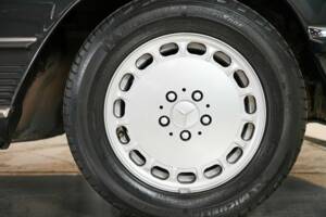 Afbeelding 22/24 van Mercedes-Benz 560 SL (1988)