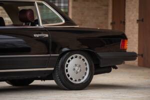 Afbeelding 13/50 van Mercedes-Benz 560 SL (1986)