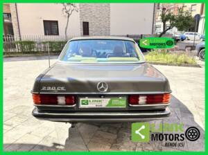 Bild 5/10 von Mercedes-Benz 230 CE (1984)