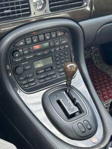 Image 8/9 of Jaguar XJR 4.0 (2000)