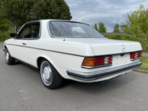 Image 3/49 of Mercedes-Benz 230 C (1980)