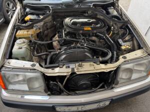 Afbeelding 14/14 van Mercedes-Benz 200 E (1989)