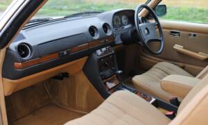 Image 4/33 of Mercedes-Benz 230 CE (1985)