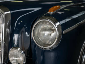 Image 15/33 of Mercedes-Benz 220 SE (1960)