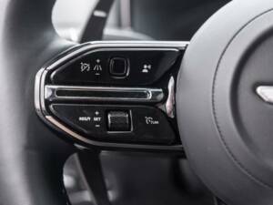 Bild 13/16 von Aston Martin DB12 (2023)