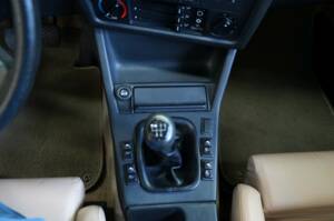Afbeelding 24/25 van BMW 320i (1988)