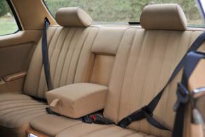 Image 26/33 of Mercedes-Benz 230 CE (1985)