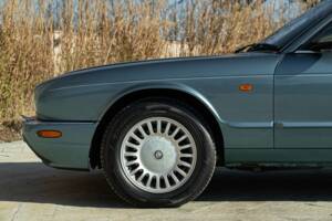 Image 17/50 de Jaguar XJ 8 Executive (1997)