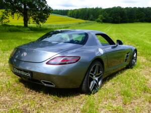 Mercedes-Benz SLS AMG  Coupé Flügeltürer alubeam silver (MB 047) 2010