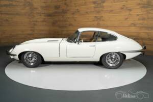 Image 7/8 of Jaguar E-Type (1969)